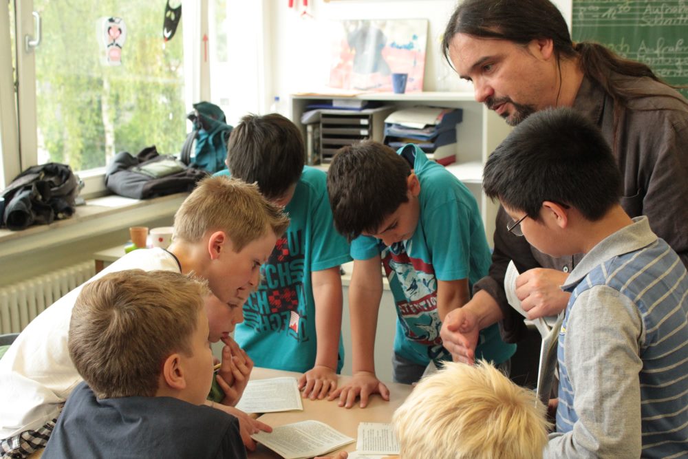 Michael Wolf bei Textbesprechung mit Jungengruppe