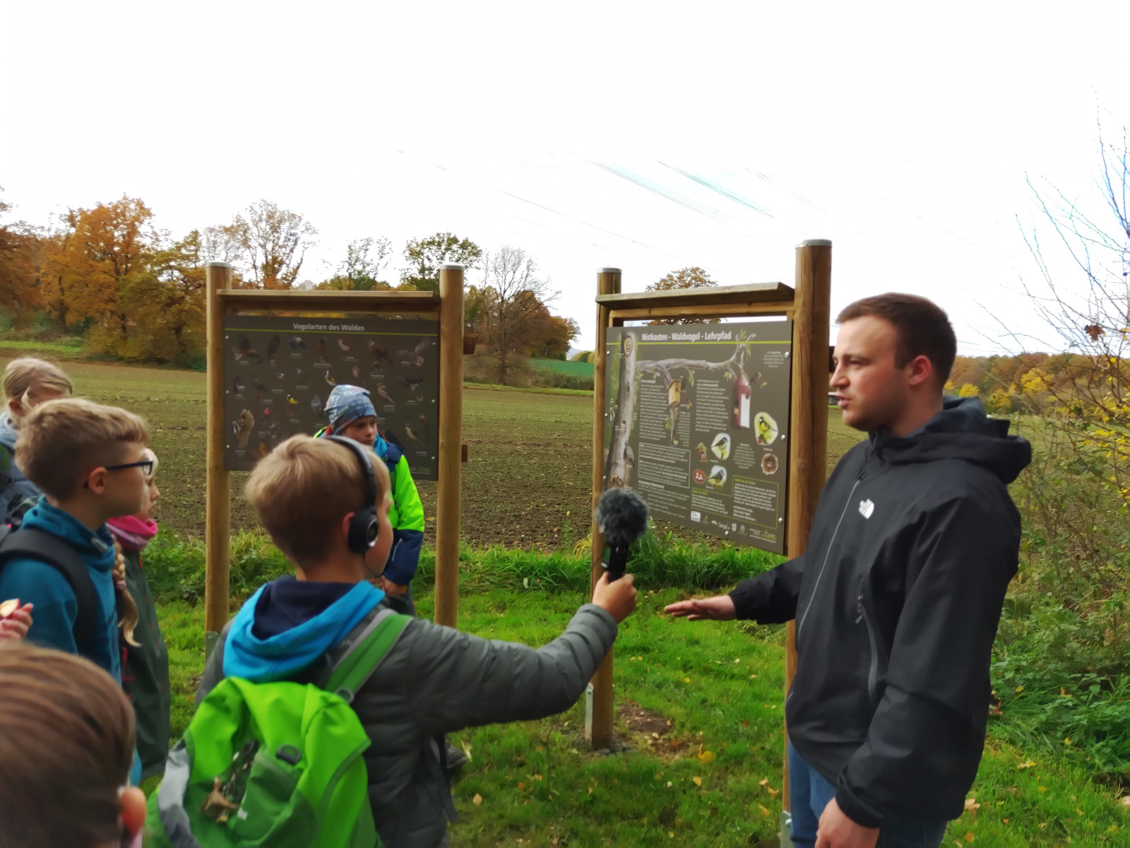 Vortrag für Klasse vor Vogelpfad-Tafeln